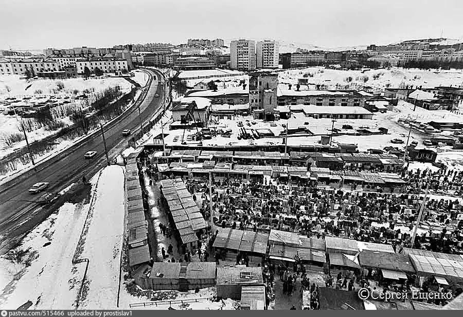Мурманск 1990 года. Вид на вещевой рынок.