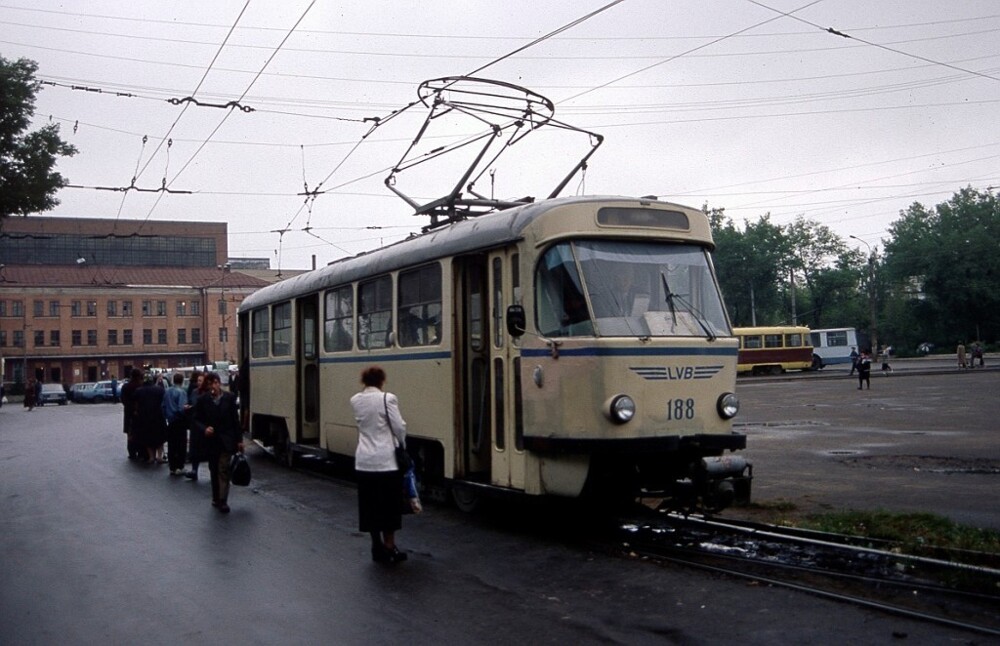 Вагон Tatra T4 у авиационного завода. Воронеж, 1997 год.