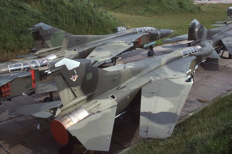 Истребители МиГ-23, ранее принадлежавшие ВВС ГДР,  на немецкой авиабазе Лаге; август 1993 года