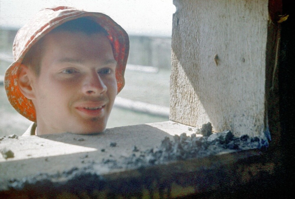 «Портрет в окошке». Боец студенческого строительного отряда Владимир Положевец. Июль 1983 года. Село Белый Яр