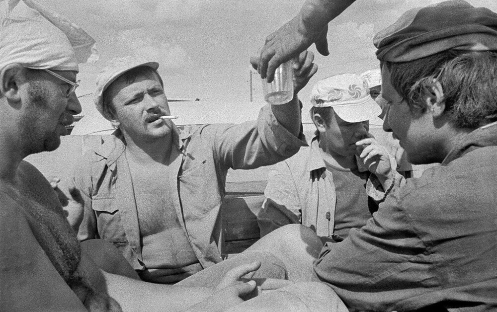 «В рабочий полдень. Бойцы отряда злостно нарушают сухой закон». 