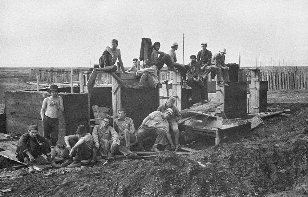 «В ожидании стройматериалов». 