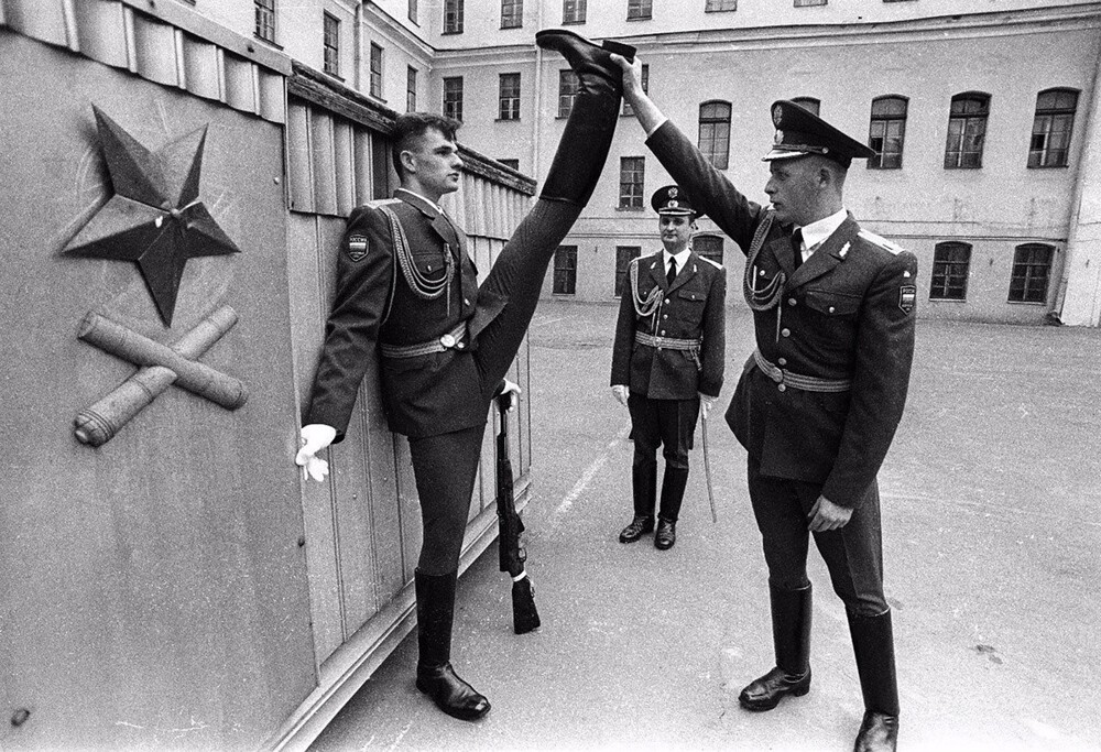 Солдат почетного караула демонстрирует растяжку