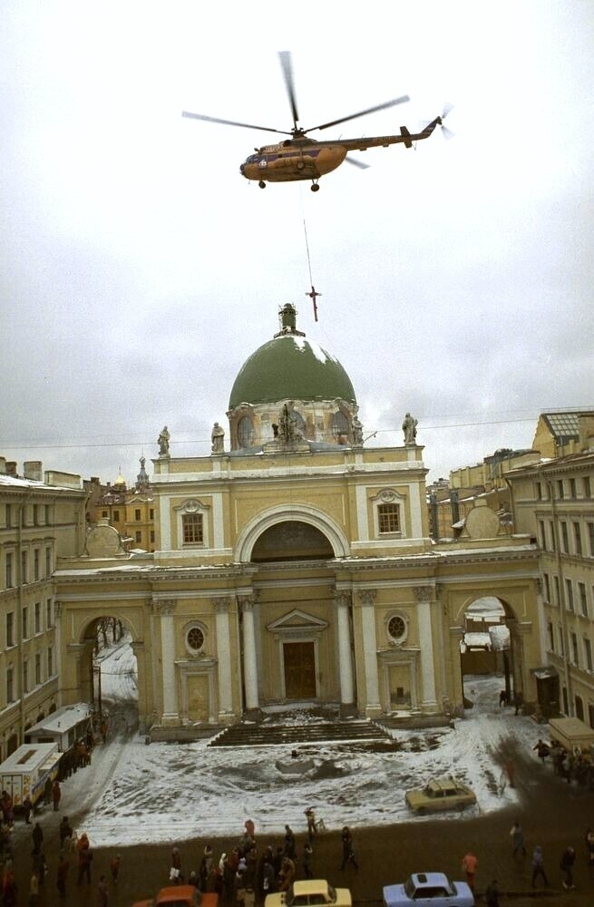Установка креста на католическом соборе великомученицы Екатерины на Невском проспекте.