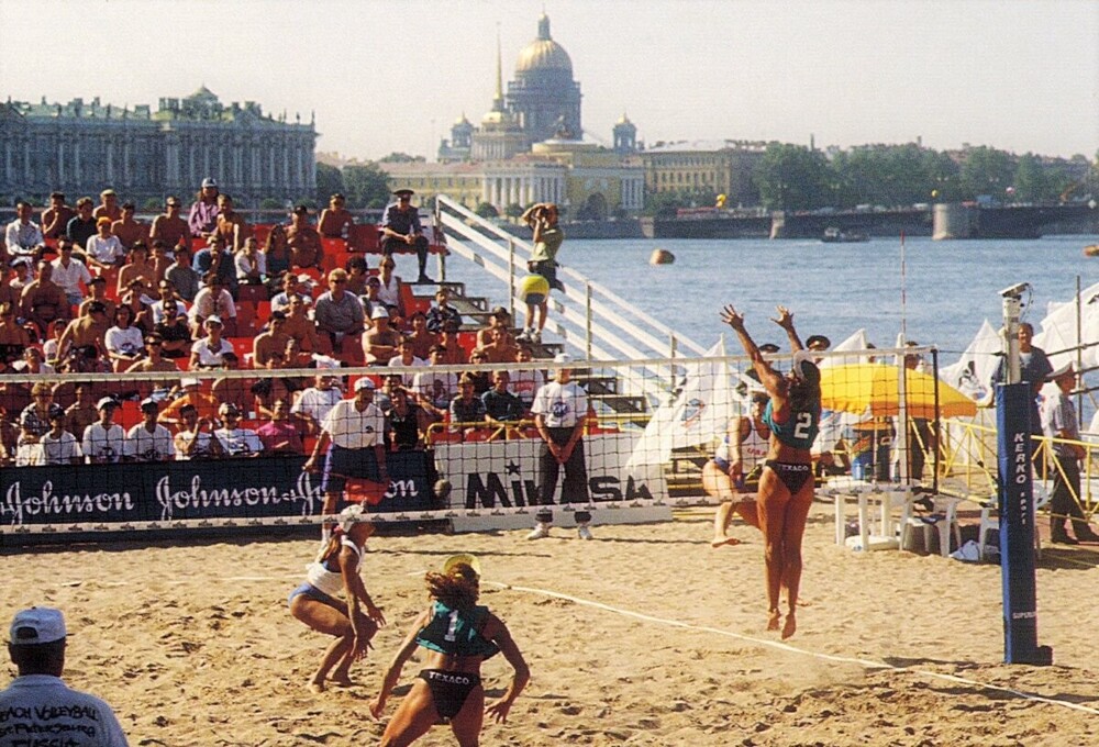 Особенно яркие кадры получились с площадки для пляжного волейбола, расположившейся около Петропавловской крепости.