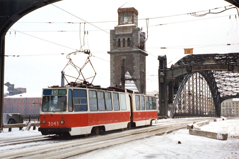 Трамвай 53 маршрута на Большеохтинском мосту. 