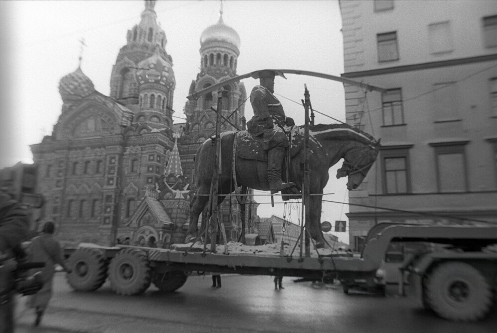 Перенос памятника Александру III. Монумент перевезли из двора Русского музея во двор Мраморного дворца, где он стоит и поныне.