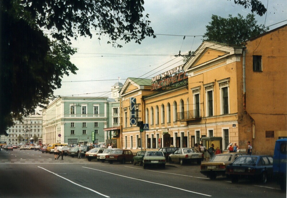 Дом культуры "Экспресс" рядом с Московским вокзалом.