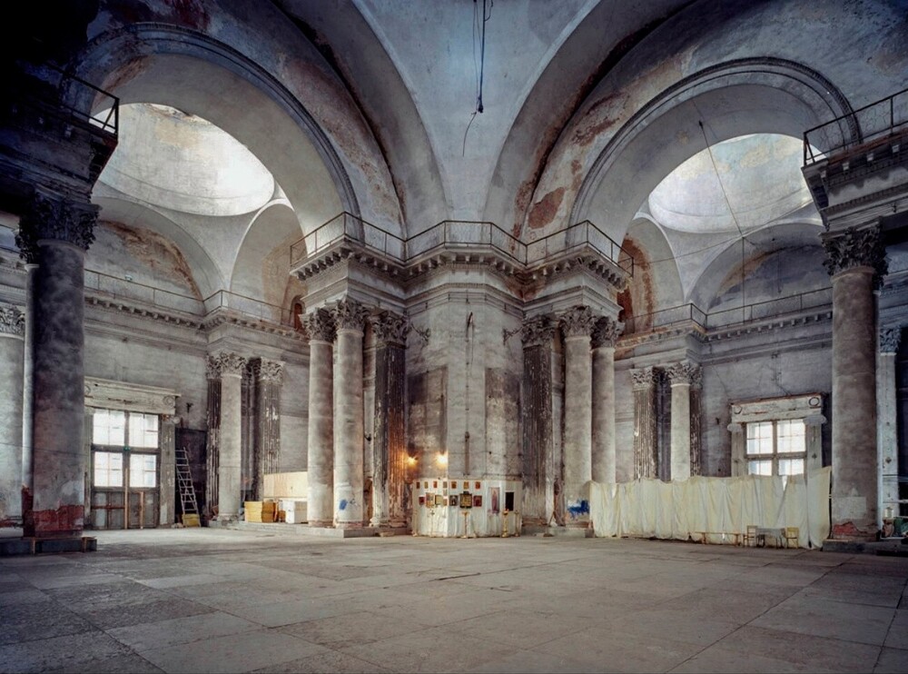 Посмотрим, каким было внутреннее убранство Троицкого собора в середине девяностых.