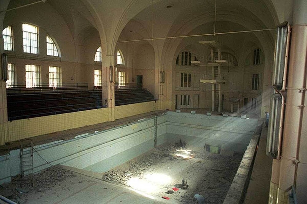 А в Петрикирхе, тем временем, идёт демонтаж бассейна, который долгое время там существовал в советские годы.