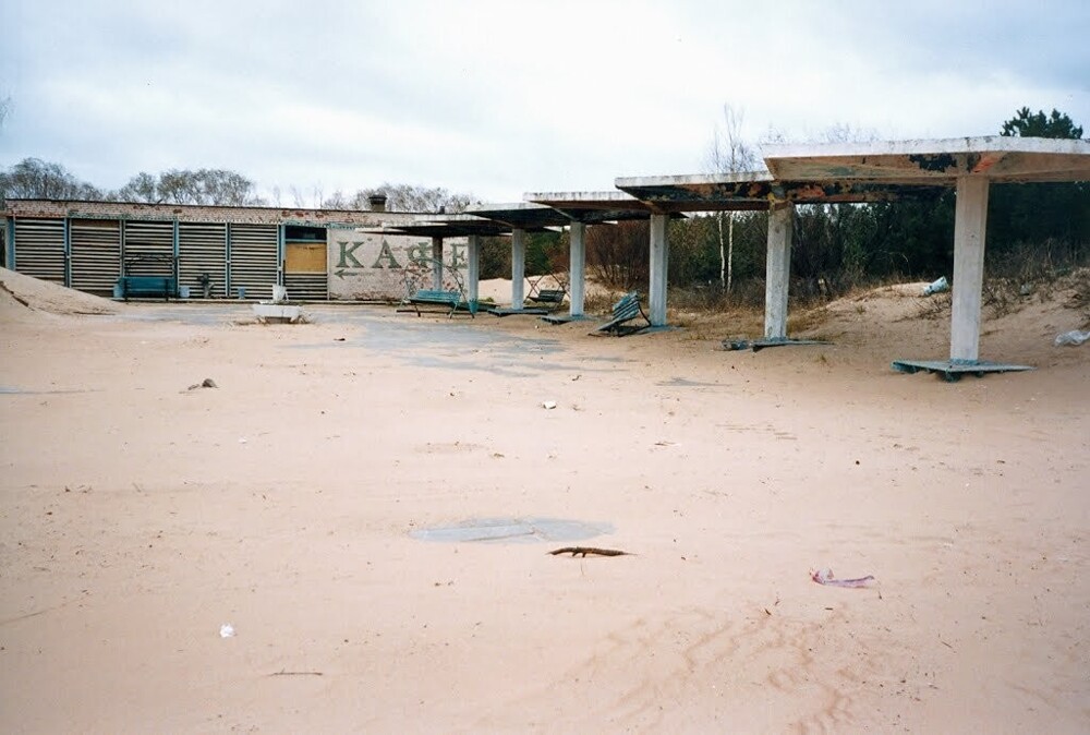 В пансионате "Дюны" - тоже. Настолько спокойно, что даже местные кафешки заброшены и никому не нужны.