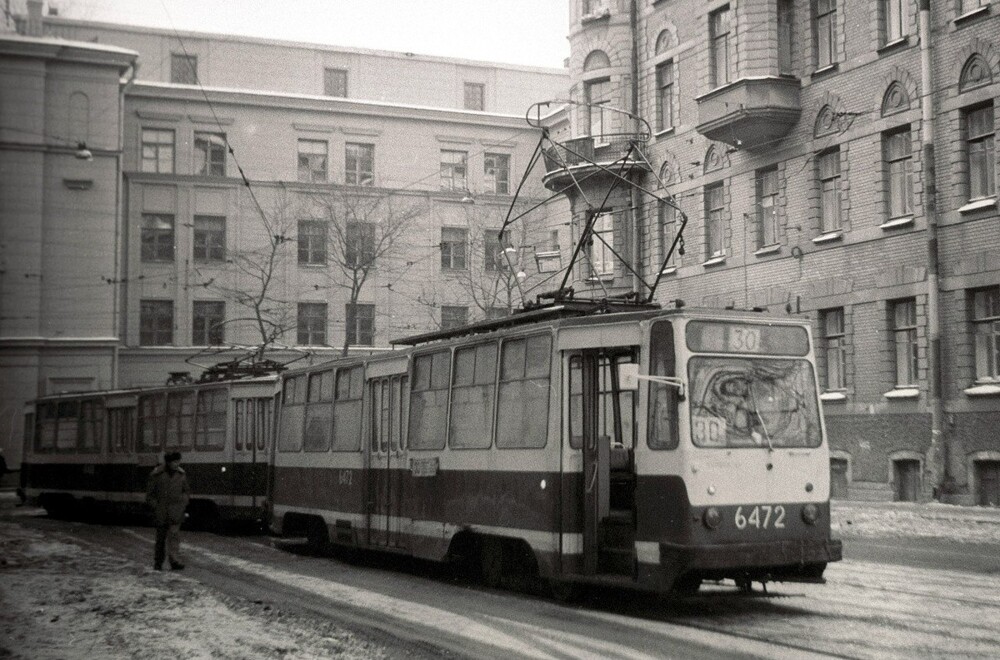 Трамвай 30 маршрута идёт в парк по Барочной улице.