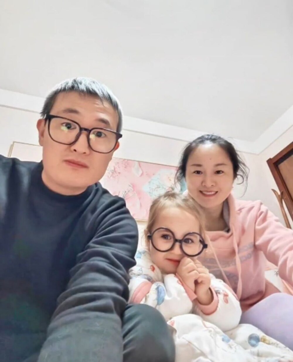 У китайской пары родилась голубоглазая девочка со светлыми волосами