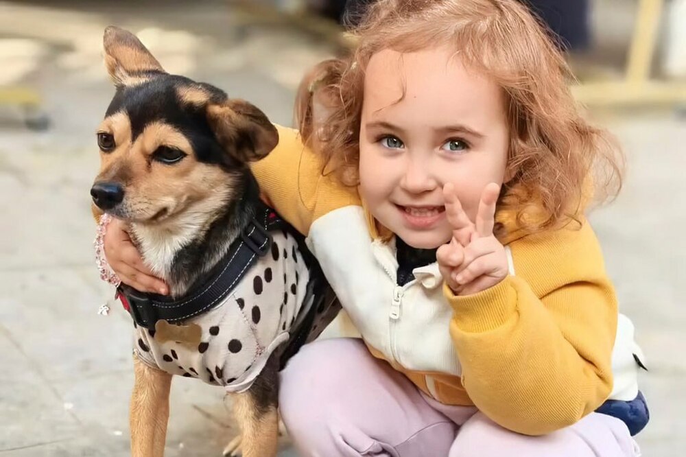 У китайской пары родилась голубоглазая девочка со светлыми волосами