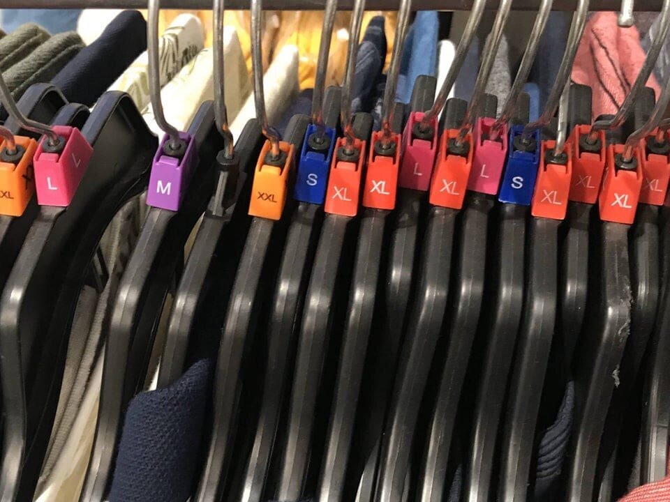 3. Размеры футболок обозначены на вешалке, поэтому не нужно тратить время на поиск ярлычков