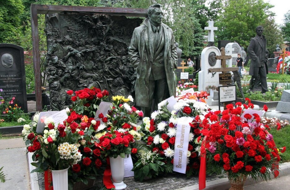 Могила Вячеслав Тихонова на Новодевичьем кладбище