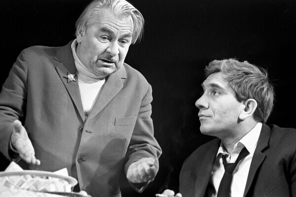 Актеры Владимир Всеволодов (слева) и Армен Джигарханян в спектакле «Дым Отечества» на сцене Московского театра имени Ленинского комсомола, 1967 год .Михаил Строков.ТАСС