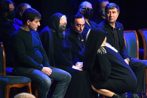 Сын Армена Джигарханяна Степан и бывшая супруга Армена Джигарханяна Татьяна Власова (слева направо) на церемонии прощания с Арменом Джигарханяном в Московском драматическом театре.