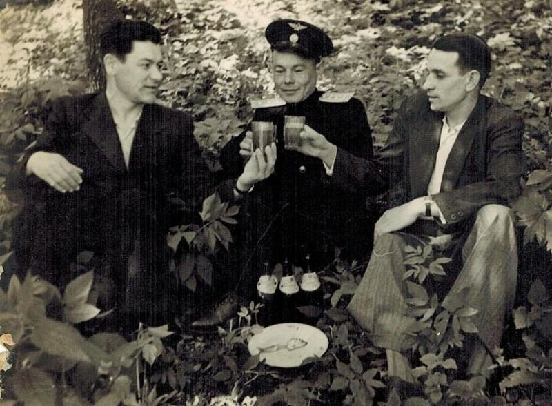 Как возникла традиция «соображать на троих» в СССР?