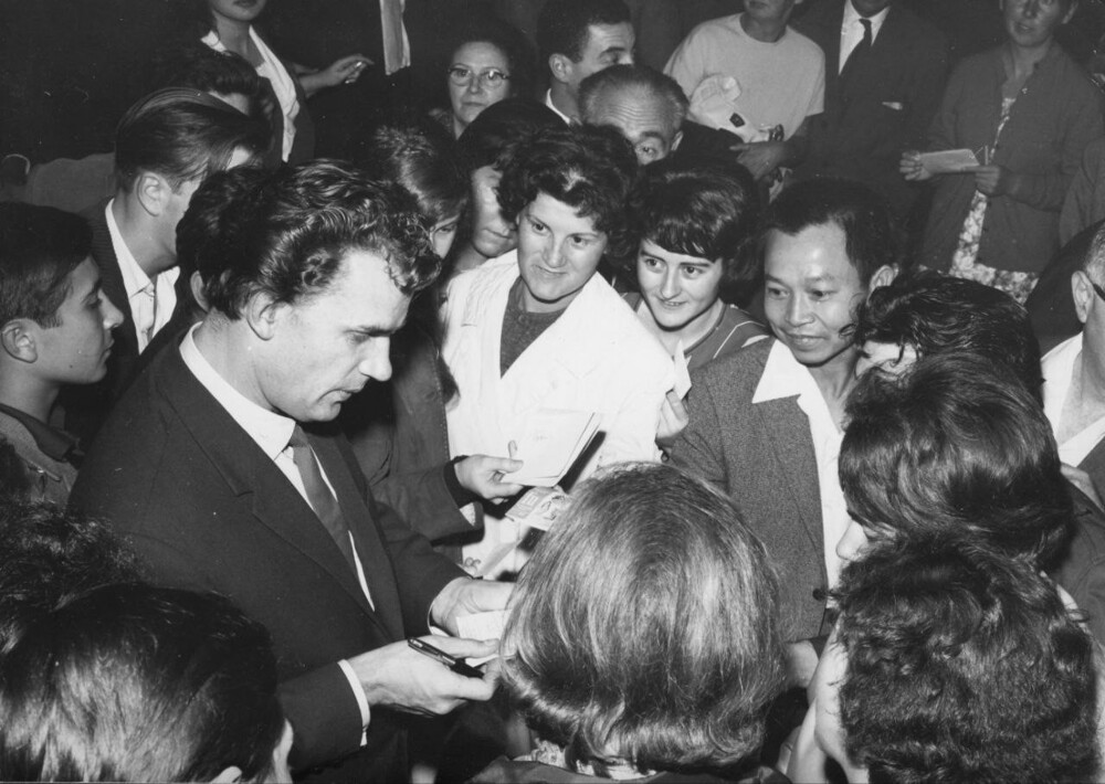 Евгений Урбанский раздает автографы после премьеры фильма Григория Чухрая "Чистое небо", Париж, 1962 год.