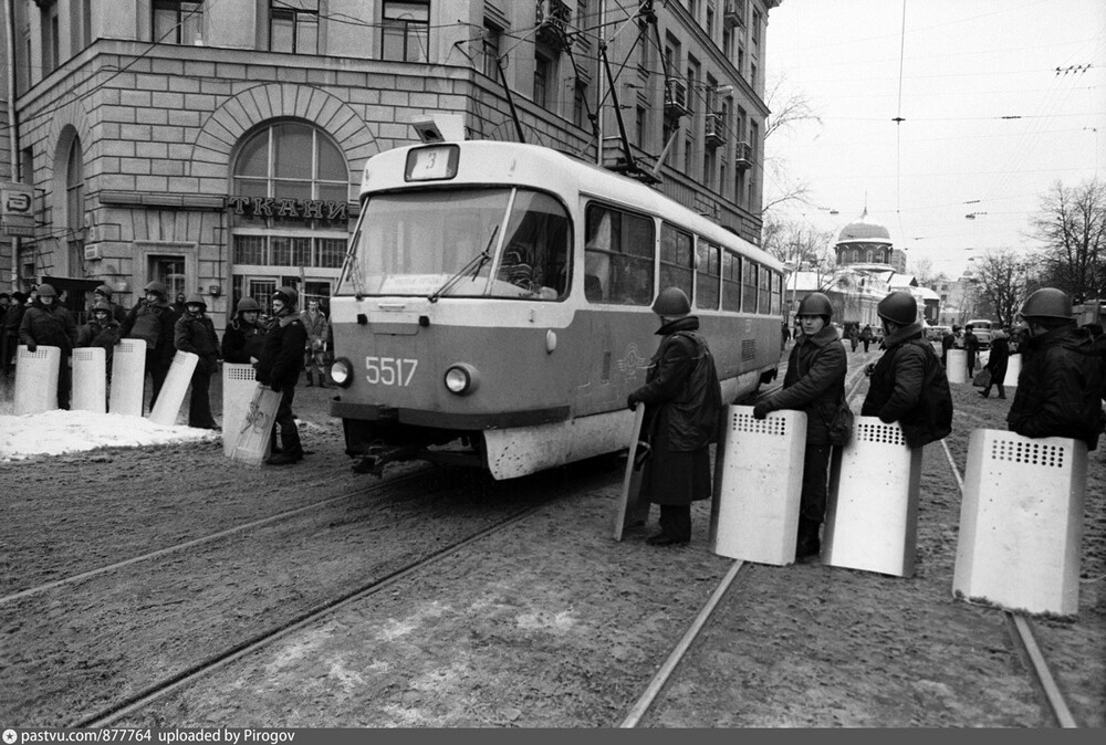22 января 1994 года. Митинг, посвященный 70-летию со дня смерти В.И.Ленина на площади Павелецкого вокзала. Бойцы столичного ОМОНа в оцеплении.