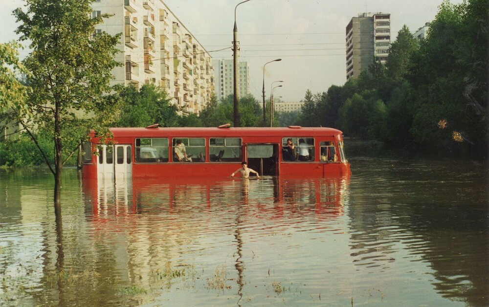 Москву периодически подтапливало. На Новосибирской улице из 677-го ЛИАЗа в определённые моменты нужно было выбираться вплавь.