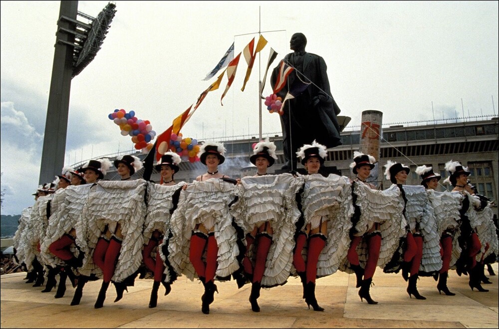 А у памятника Ленину в Лужниках танцует варьете.