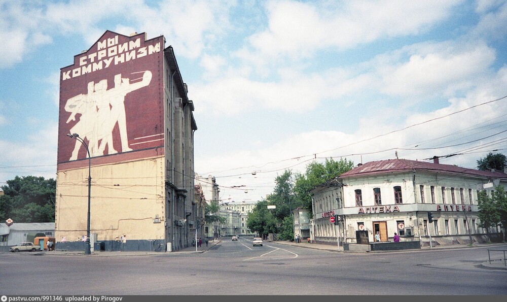 А на Серпуховской площади, несмотря на то, что СССР распался, всё ещё продолжают строить коммунизм.