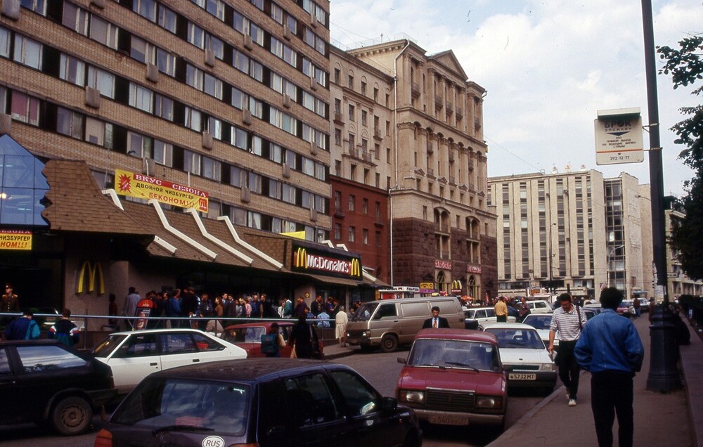 Большая Бронная улица у Пушкинской площади. Проблемы с парковкой - новая реальность для Москвы.