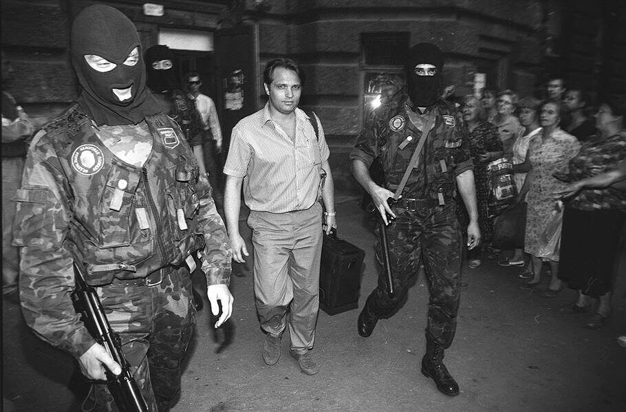 В начале августа 1994 года департамент налоговой полиции инкриминировал Мавроди сокрытие налогов