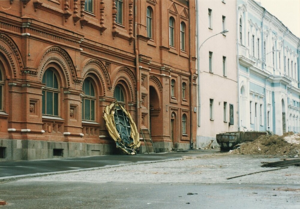 У Музея В. И. Ленина одинокий герб СССР ждёт своей участи