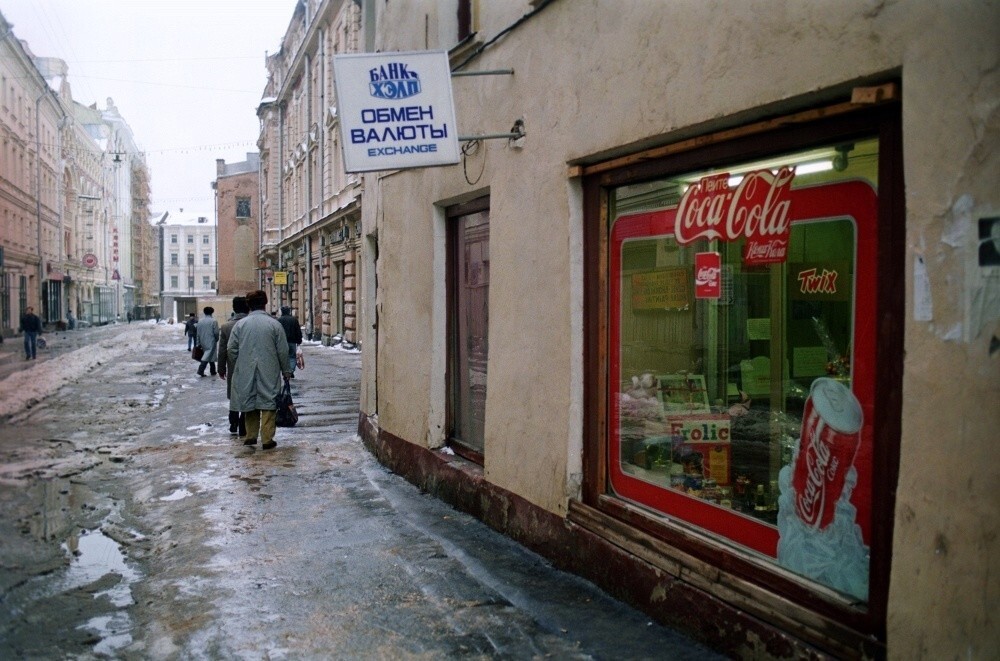 А так в те годы выглядел Столешников переулок. На календаре - ранняя весна