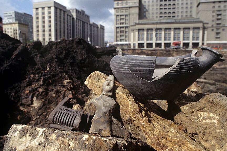 А на Манежной площади раскопки идут.