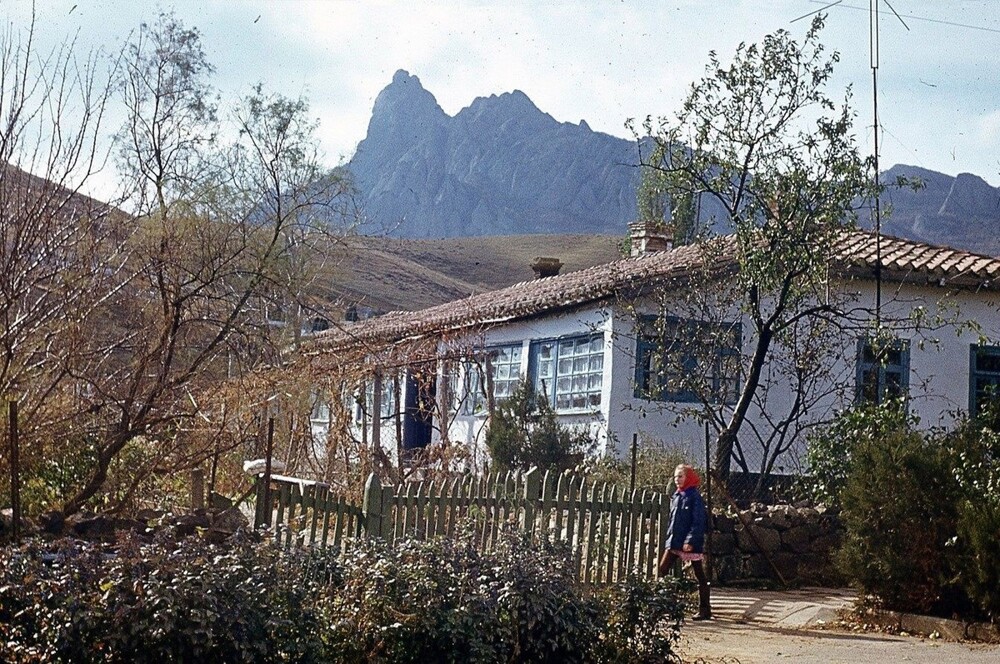Полюбуемся красивой осенью в Планерском (современный Коктебель).