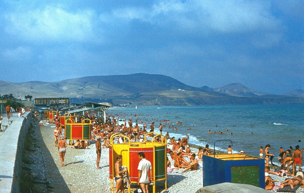 А вот вам и сезон! Конечно, это уже не Гурзуф, а посёлок Планерское. Ярко, солнечно, жарко и очень оживлённо.