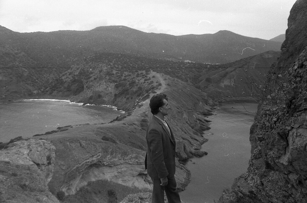 Далеко от Судака уходить не будем и посмотрим на тропу Голицына. Интересно, какова сейчас вероятность встретить мужчину в костюме на тропе?