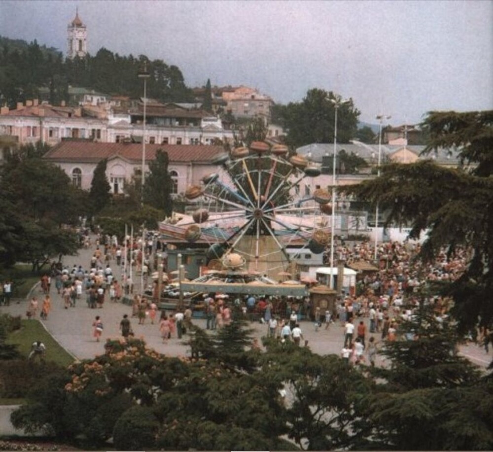 Ялта. Аттракцион "Turbo" на набережной Ленина.