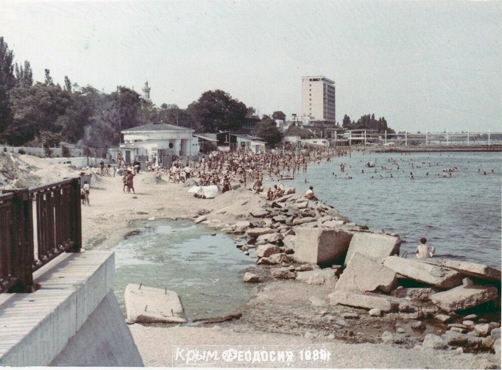 Ну а сам пляж Феодосии в те годы выглядел вот так.