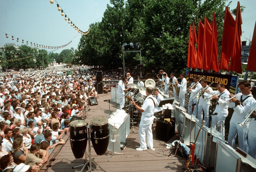 Совместный, советско-американский концерт на площади Нахимова в Севастополе.