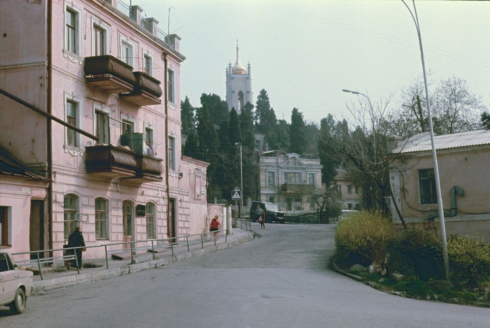 А на улицах Ялты всё спокойно. На фото - Фонтанная улица и церковь Иоанна Златоуста.