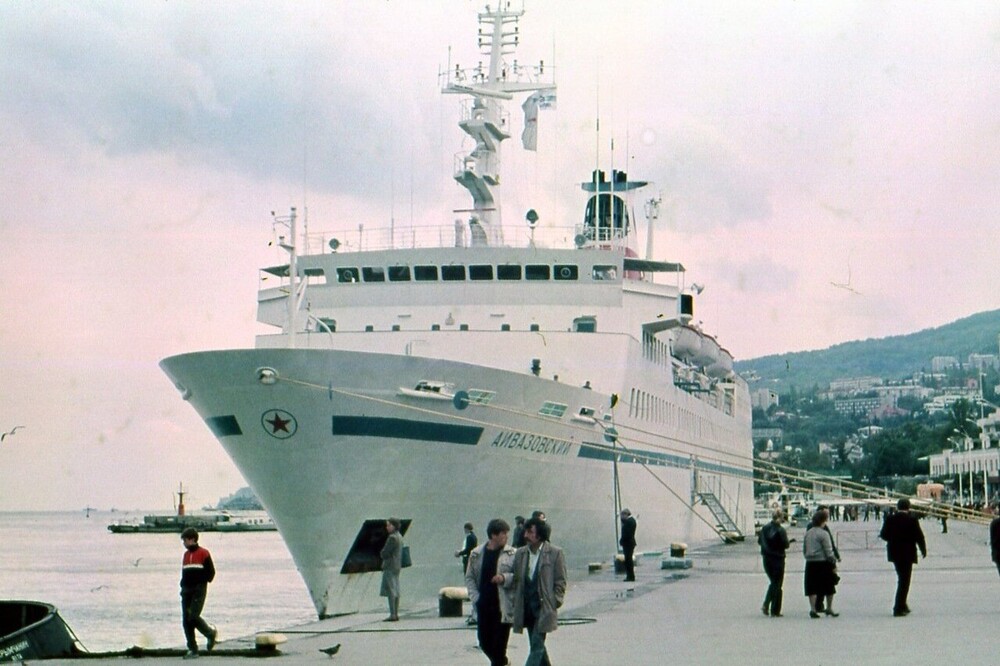 Лайнер "Айвазовский" в порту Ялты. Красиво!