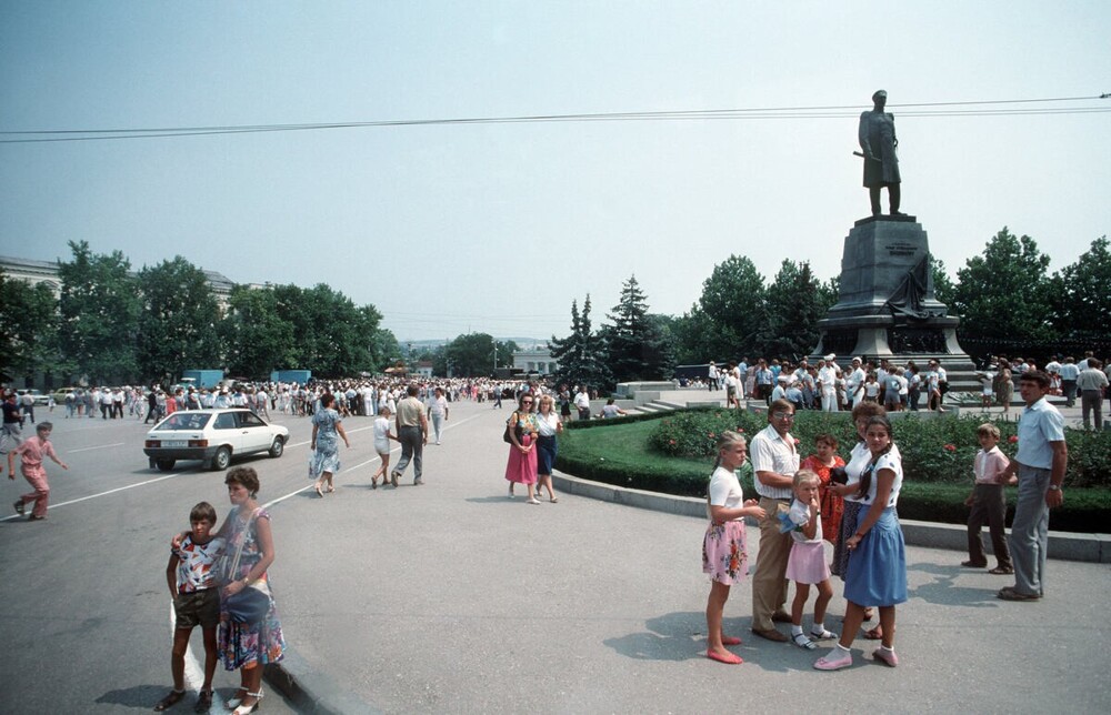 Даже перекрывали движение на площади Нахимова, судя по всему (одинокую "восьмёрку" в расчёт не берём).
