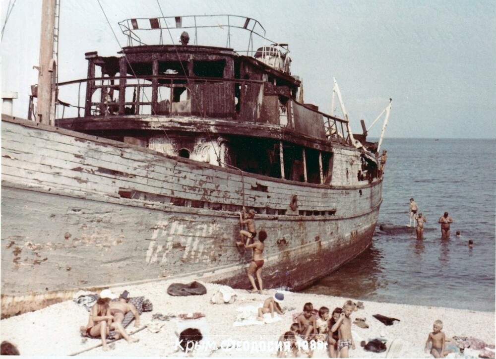 А кто-то пытается на этот баркас забраться.