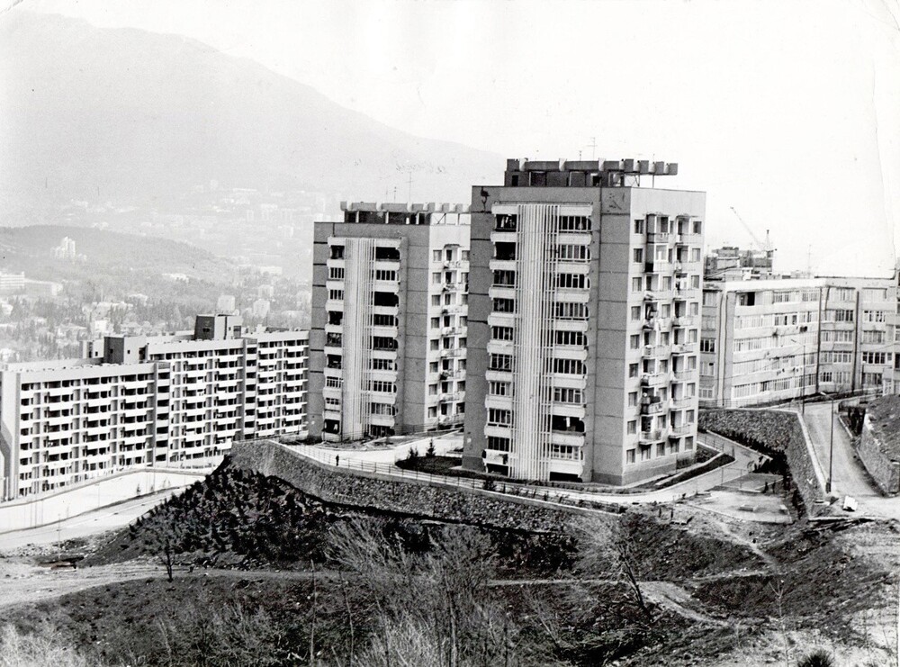 Новые дома на холмах в Ялте. На фото - Суворовская улица. Виды - шикарные, но забраться туда - целая история.