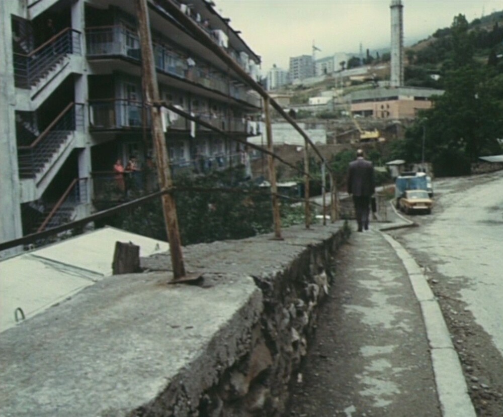 А рядом с этими домами пару десятилетий назад на улице Халтурина построили вот такие необычные малосемейки галерейного типа.