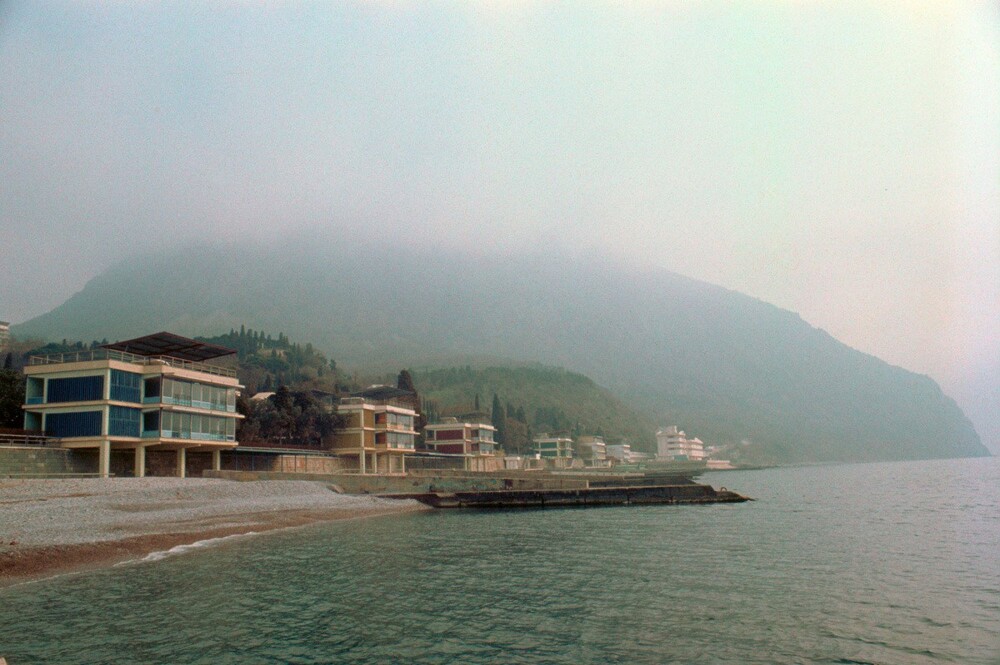 Пустые пляжи около пионерского лагеря "Артек". Такое спокойствие здесь было только в несезон.