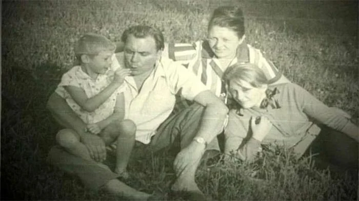 Супруги Матвеевы с детьм