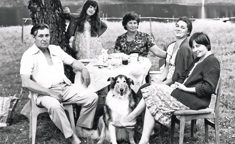 На даче у Натальи Литвиненко. Стоит дочь Владислава - Лида. Наташа - вторая справа.