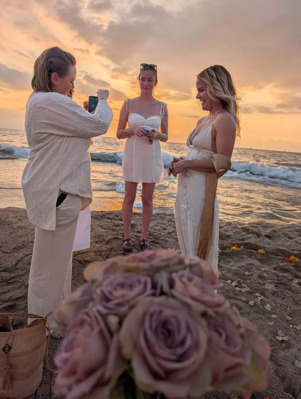 «Я никогда не изменю себе»: женщина вышла замуж за саму себя