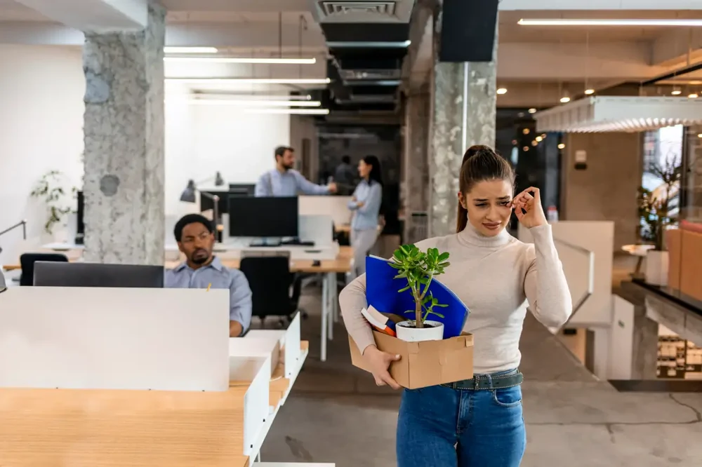 Женщину уволили за слишком ранний приход на работу